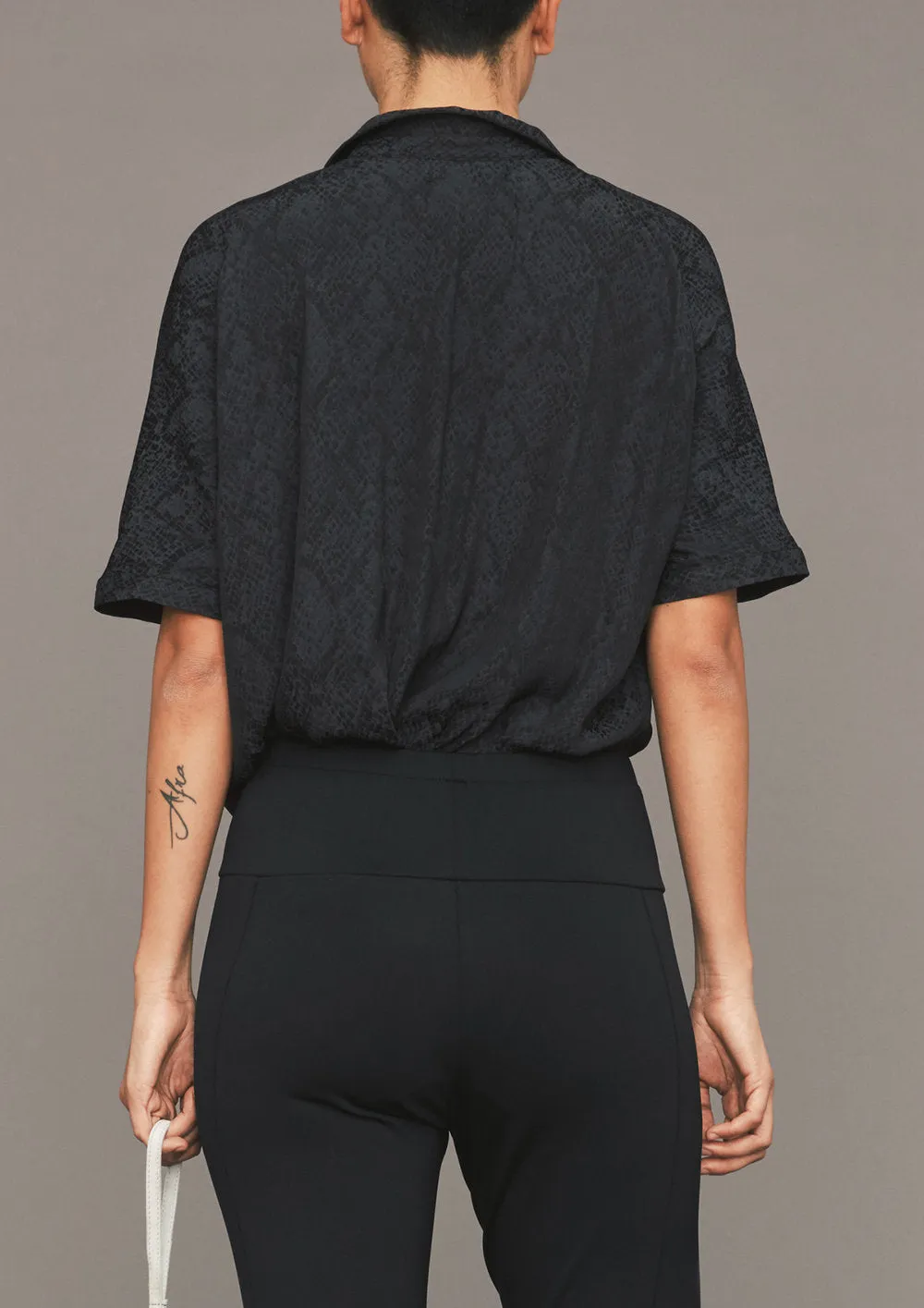 BLOUSE SHORT SLEEVES - JACQUARD SATIN black snake